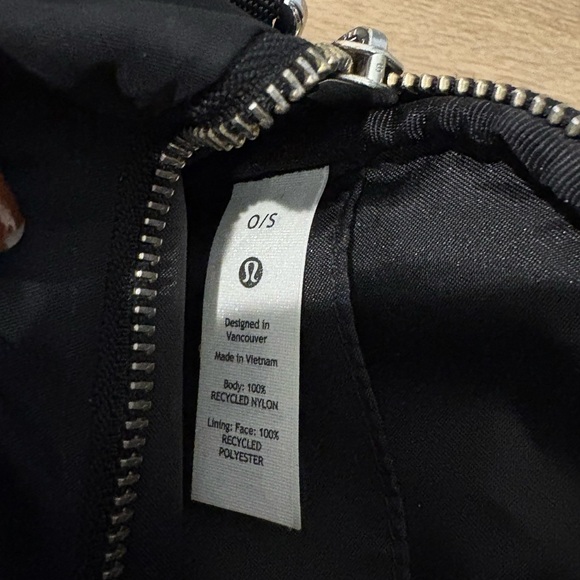 Lululemon Crossbody Camera Bag 2L in Black / Silver - Picture 4 of 15